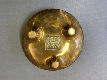Een Chinese bronzen driepotige wierookbrander op sokkel, Qianlong merk, Qing