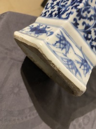 Une paire de vases en porcelaine de Chine en bleu et blanc et un &agrave; fond c&eacute;ladon, 19&egrave;me