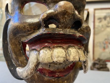 Een gepolychromeerd houten masker, Indonesi&euml;, Java, 19e eeuw