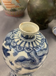 Een Chinese blauw-witte 'meiping' vaas met kraanvogels, Wanli