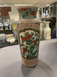 Een Chinese wucai vaas met florale panelen, Transitie periode