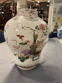 Een Chinese famille rose vaas met antiquiteiten, Qianlong