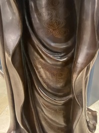 Une figure de Guanyin en bronze incrust&eacute; d'argent, marque Yutang Shi Sou, Qing