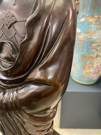 Een uitzonderlijk grote Chinese met zilver ingelegde bronzen figuur van Guanyin, Yutang Shi Sou merk, Qing