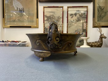 Een grote Chinese bronzen driepotige wierookbrander met chilong-handgrepen, Xuande merk, 18/19e eeuw