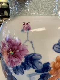 Un vase &agrave; d&eacute;cor floral, sign&eacute; Wang En Huai, dat&eacute; 1997