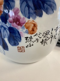 Un vase &agrave; d&eacute;cor floral, sign&eacute; Wang En Huai, dat&eacute; 1997