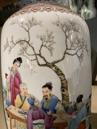 Trois vases en porcelaine de Chine famille rose, marque de Qianlong, R&eacute;publique
