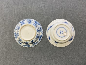 Trois tasses et deux soucoupes en porcelaine de Chine en bleu et blanc, Kangxi