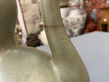 Een Koreaanse ingelegde celadon steengoed schenkkan, wellicht Goryeo, 13/14e eeuw