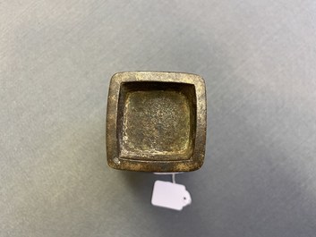 Een Chinese bronzen 'zhi' vaas en een archa&iuml;sche vaas met twee ringen, Song en Qing