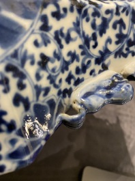 Een paar Chinese blauw-witte vazen en een celadon vaas, 19e eeuw