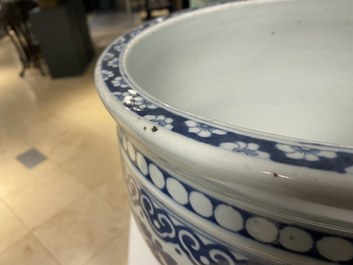A Chinese blue and white fish bowl, 19th C.