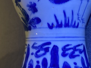 Un vase de forme 'meiping' en porcelaine de Chine en bleu et blanc, Wanli