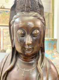 Een uitzonderlijk grote Chinese met zilver ingelegde bronzen figuur van Guanyin, Yutang Shi Sou merk, Qing