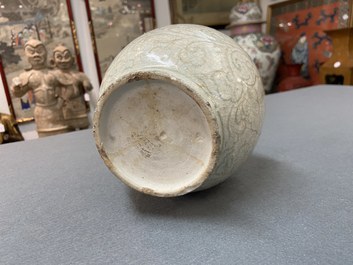 Een Chinese qingbai vaas met onderglazuur decor, Song