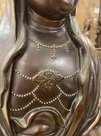Une figure de Guanyin en bronze incrust&eacute; d'argent, marque Yutang Shi Sou, Qing