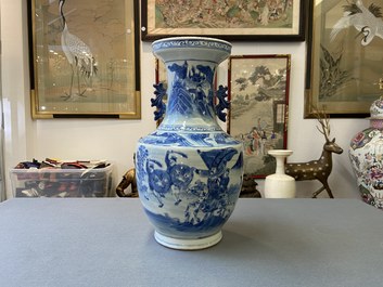 Un vase en porcelaine de Chine en bleu et blanc &agrave; d&eacute;cor de guerriers, 19&egrave;me