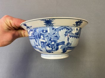 Un bol de type 'klapmuts' en porcelaine de Chine en bleu et blanc, marque de Chenghua, Kangxi
