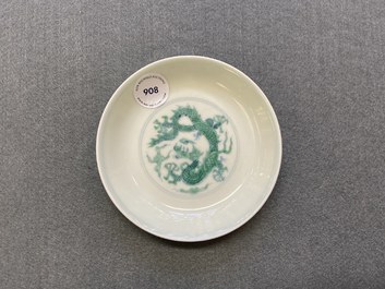 Une coupe en porcelaine de Chine en bleu et blanc et &eacute;maill&eacute; vert &agrave; d&eacute;cor d'un dragon, marque de Chenghua, 18/19&egrave;me