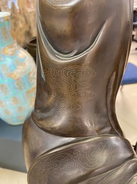 Une figure de Guanyin en bronze incrust&eacute; d'argent, marque Yutang Shi Sou, Qing