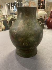 Een Chinese archa&iuml;sche bronzen 'hu' vaas met inscriptie, Ming