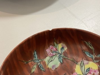 Une paire de tasses et soucoupes en porcelaine de Chine famille rose &agrave; d&eacute;cor faux-bois, Yongzheng/Qianlong