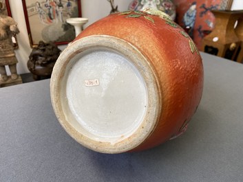Un vase en porcelaine de Chine famille rose &agrave; d&eacute;cor de 'sanduo' appliqu&eacute; sur un fond en rouge de corail, 19&egrave;me