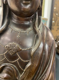 Une figure de Guanyin en bronze incrust&eacute; d'argent, marque Yutang Shi Sou, Qing