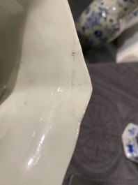 Een paar Chinese blauw-witte vazen en een celadon vaas, 19e eeuw