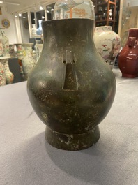 Un vase archa&iuml;que de forme 'hu' en bronze &agrave; inscription, Chine, Ming