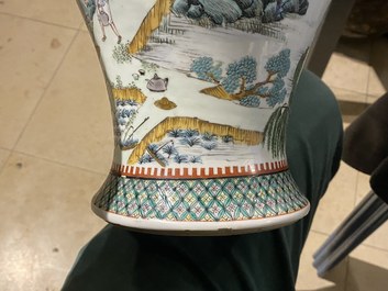 Un vase de forme 'yenyen' en porcelaine de Chine famille verte et un grand plat en bleu et blanc, 19&egrave;me