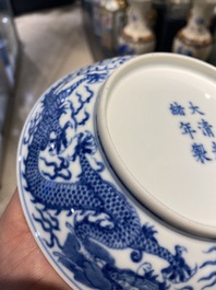 Une coupe en porcelaine de Chine en bleu et blanc &agrave; d&eacute;cor d'un dragon, marque et &eacute;poque de Guangxu