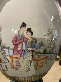 Deux vases et un aquarium en porcelaine de Chine famille rose, R&eacute;publique