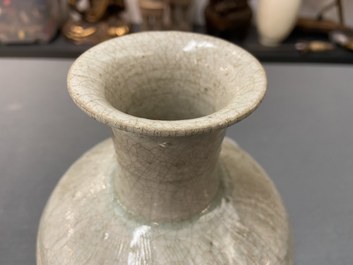 Un vase en porcelaine de Chine qingbai &agrave; d&eacute;cor incis&eacute;, Song