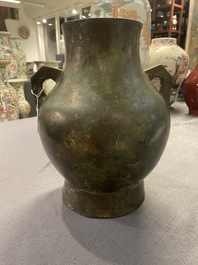 Un vase archa&iuml;que de forme 'hu' en bronze &agrave; inscription, Chine, Ming