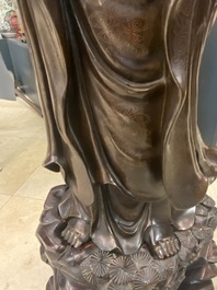 Une figure de Guanyin en bronze incrust&eacute; d'argent, marque Yutang Shi Sou, Qing