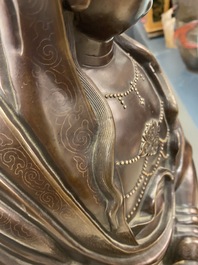 Een uitzonderlijk grote Chinese met zilver ingelegde bronzen figuur van Guanyin, Yutang Shi Sou merk, Qing