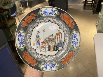 Une assiette en porcelaine de Chine famille rose &agrave; bordure en imitation d'argent, Yongzheng