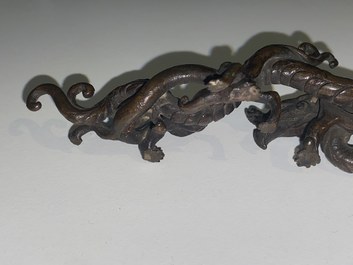 Un repose-pinceaux en forme de dragons en bronze, Chine, Yuan/Ming