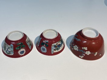 Drie Chinese famille rose koppen en schotels met robijnrode fondkleur, Yongzheng