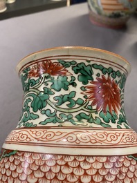 Un vase en porcelaine de Chine wucai figurant des panneaux floraux, &eacute;poque Transition