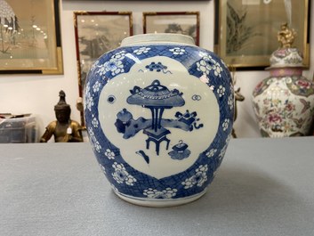 Un pot en porcelaine de Chine en bleu et blanc &agrave; d&eacute;cor d'antiquit&eacute;s, Kangxi