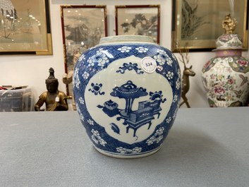 Een Chinese blauw-witte pot met antiquiteiten, Kangxi