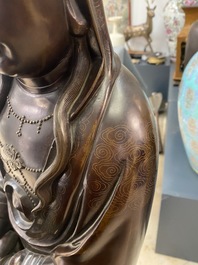 Een uitzonderlijk grote Chinese met zilver ingelegde bronzen figuur van Guanyin, Yutang Shi Sou merk, Qing