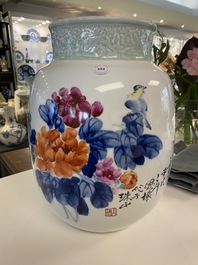 Een Chinese vaas met floraal decor, gesign. Wang En Huai, gedateerd 1997