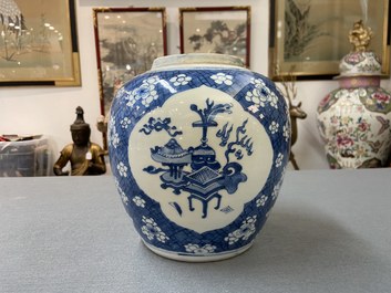 Een Chinese blauw-witte pot met antiquiteiten, Kangxi