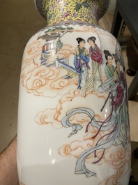Trois vases en porcelaine de Chine famille rose, marque de Qianlong, R&eacute;publique