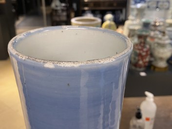 Un grand vase de forme 'tianqiu ping' en porcelaine de Chine clair de lune monochrome, 19&egrave;me