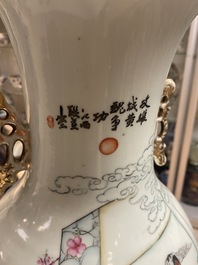 Un vase en porcelaine de Chine famille verte &agrave; fond bleu poudr&eacute; et un vase en famille rose, 19&egrave;me